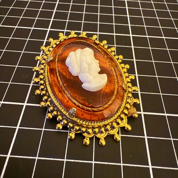 Elegant Gold and Brown Cameo Brooch - Picture 8 of 10
